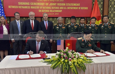 Secretary of Defense Ash Carter and the Vietnamese Minister of Defense General Phung Quang Thanh, sign a joint vision statement after meeting at the Vietnamese Ministry of Defense in Hanoi