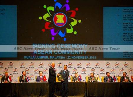 Current Asean chair Malaysia Prime Minister Najib Tun Razak hands the signed 2015 Kuala Lumpur Declaration on the Establishment of the Asean Community to Asean Secretary-General, Le Luong Minh