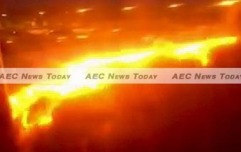 Passengers cheat death as Singapore airlines flight bursts into flames (video)