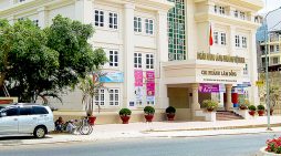 Vietnam Again Hints at Raising Bank Foreign Ownership Cap