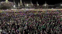 200,000 Thais turn out to sing Royal Anthem for King Bhumibol Adulyadej (video)