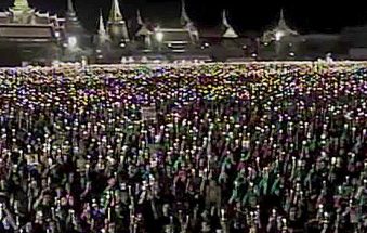 200,000 Thais turn out to sing Royal Anthem for King Bhumibol Adulyadej (video)