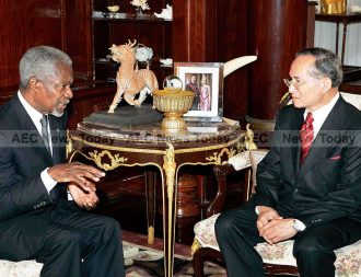 Secretary-General Kofi Annan has an audience with King Bhumibol Adulyadej, 26 May 2006.