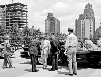 Jehan de Noue, UN Chief of Protocol, welcomes King Bhumibol Adulyadej and Queen Sirikit of Thailand to UN Headquarters, in New York, 06 July 1960.