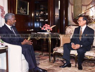 Secretary-General Kofi Annan (left) meeting with His Majesty King Bhumibol Adulyadej of Thailand at Klai Kangwol Palace, in Hua Hin District in Thailand, 10 February 2000.