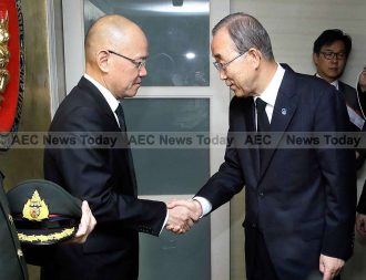 Secretary-General Ban Ki-moon (right) offers his condolences to Virachai Plasai (left), 21 October 2016.