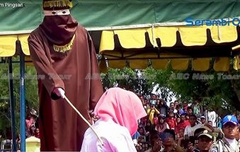 Woman caned in Aceh sees Islamophobic British tabloid beating dead horse (video)