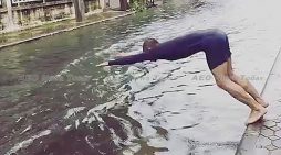 Bangkok flood spawns new Thai swimming champion (video)