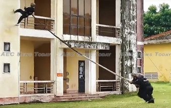 Gravity-defying: Vietnam mobile police swat team scales building with a pole (video)