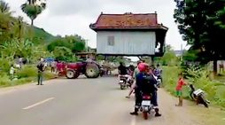 Moving house in Cambodia not so easy (video)