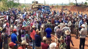 Death, injuries reported: Cambodia army fires on villagers (video)