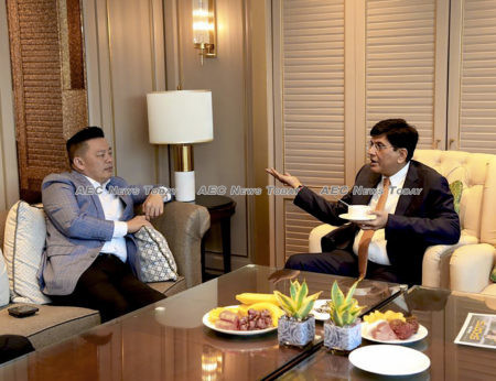 Malaysia Minister of International Trade and Industry, Darell Leiking (l) and India’s Minister of Railways and Commerce & Industr, Piyush Goyal, discuss trade on the sidelines of the 9th round of RCEP negotiations in Bangkok yesterday (Oct 12)
