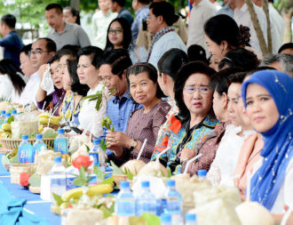 Khmer gather to eat ork ambok as disruption attempt foiled