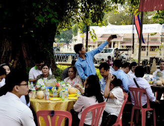 Khmer gather to eat ork ambok as disruption attempt foiled