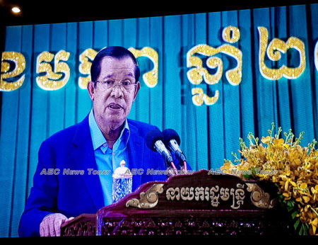 Hun Sen: Not all government policies are effective so that is why we need journalists to follow up on issues