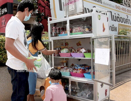 Roadside food banks help Thais get by amid COVID-19 pandemic